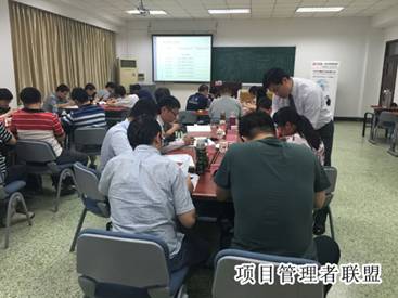 老师指导学员