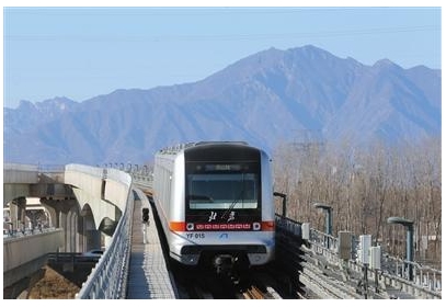 12月15日,一列燕房线列车驶出阎村东站,终点站将是燕山站.